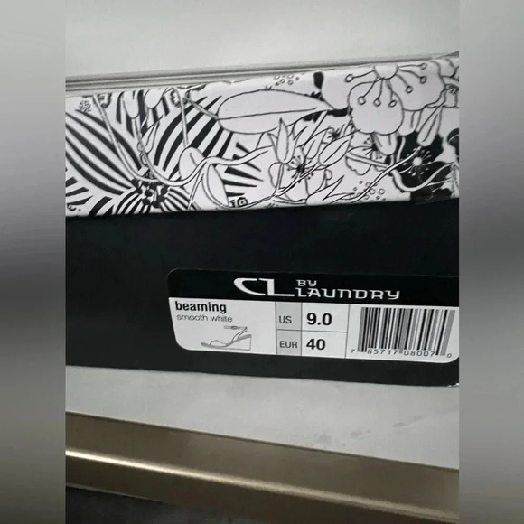 Chinese Laundry |  Beaming Smooth Wedge Sandal in White | Size 9 - Picture 4 of 4